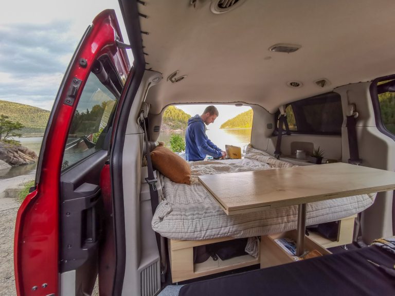 Aménagement vanlife avec une cuisine extérieur