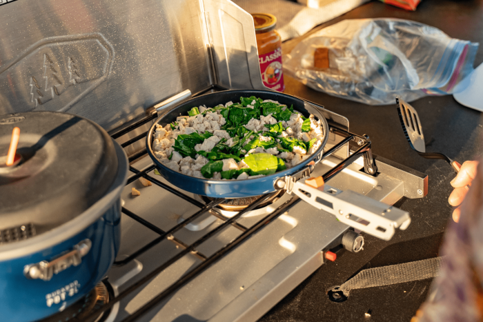 Aménagement vanlife avec une cuisine extérieur