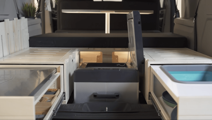 Aménagement vanlife avec une cuisine extérieur